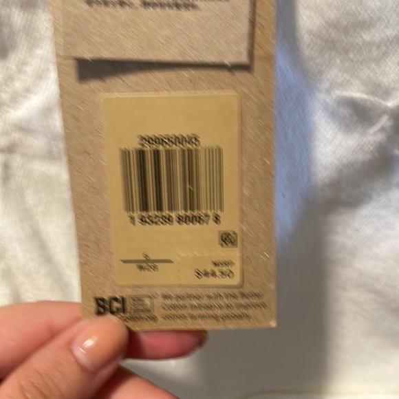 BNWT Levi’s size 28 Mid Length Shorts in White - Picture 3 of 3